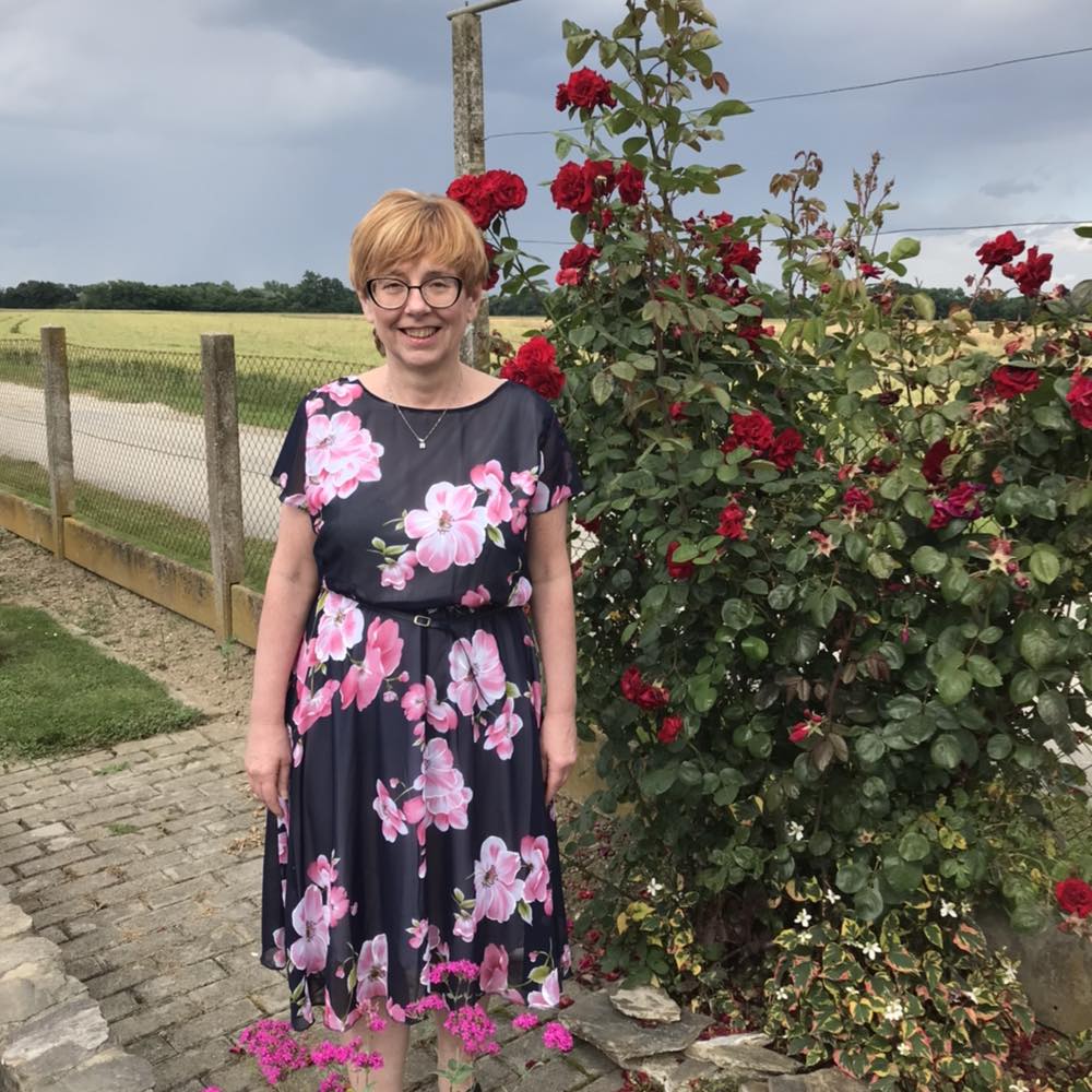 Lili Cerara ob vrtnicah / Lilijana Cerar s. p. - Družabništvo in spremljanje starejših oseb